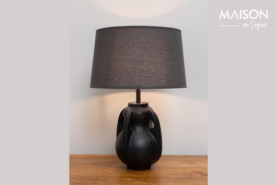 Mit ihrem minimalistischen Design und dem zeitlosen schwarzen Finish findet diese Lampe leicht