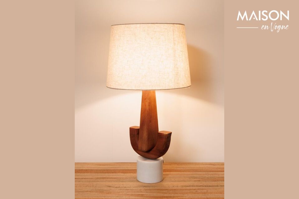 Die Lampe hat praktische Abmessungen (34 cm Länge und Tiefe bei einer Höhe von 66