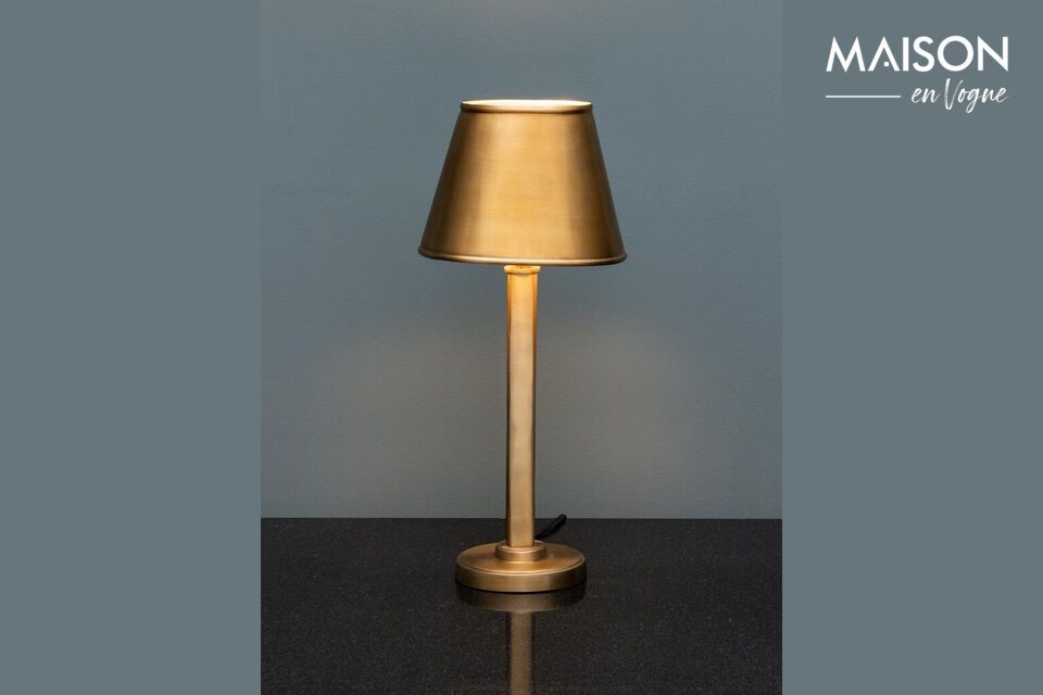 Goldene Eisenlampe für einen eleganten und praktischen Touch.